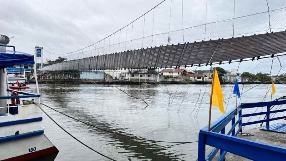 Ponte pênsil desaba com dezenas de pessoas entre os estados de RS e SC