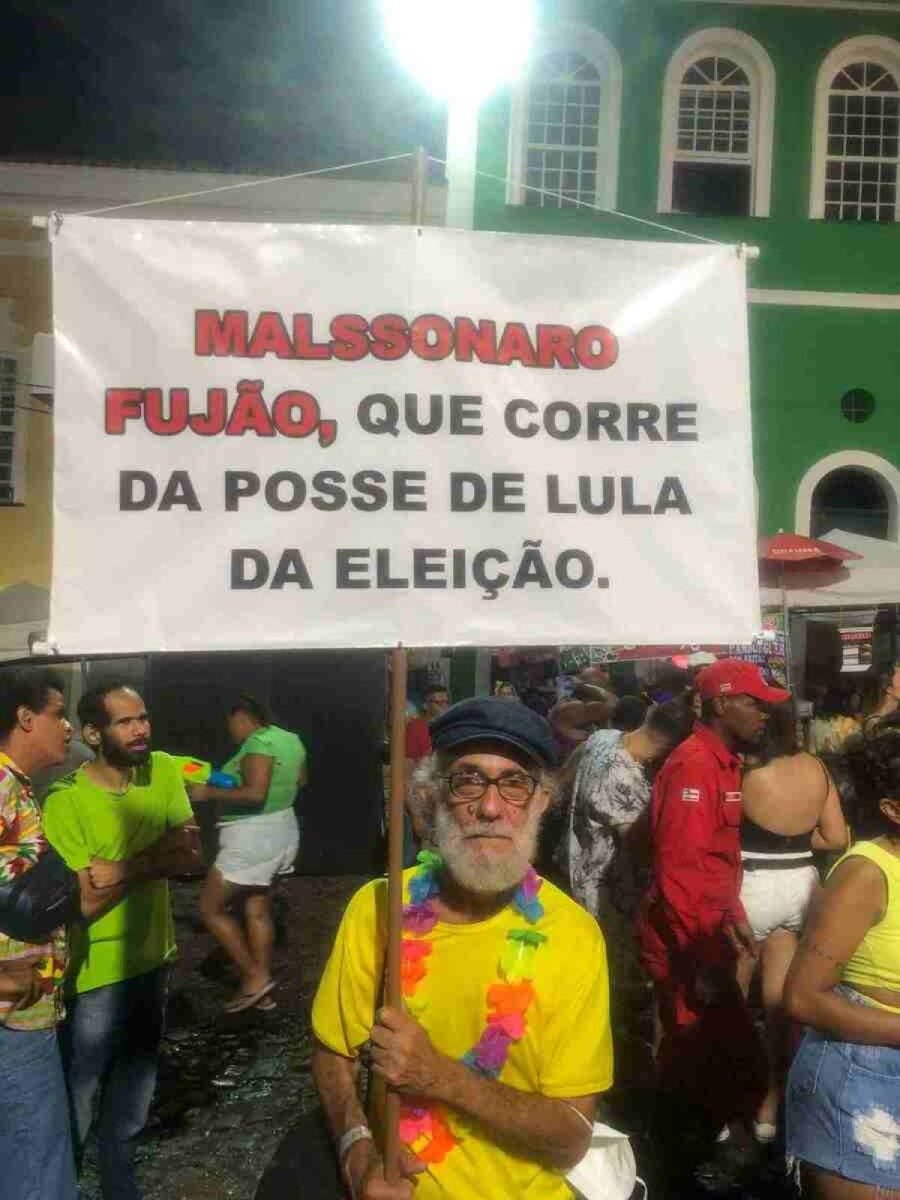 Carnaval e política: folião manda recado a Bolsonaro