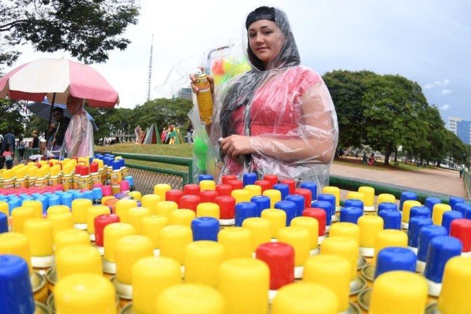  21/02/2023 Credito: Ed Alves/CB/DA.Press. Cidades. Bloco Portadores D Alegria - Baratinha - Estacionamento 12  - Parque da Cidade. Na foto, vendedora Maria Aparecida. 