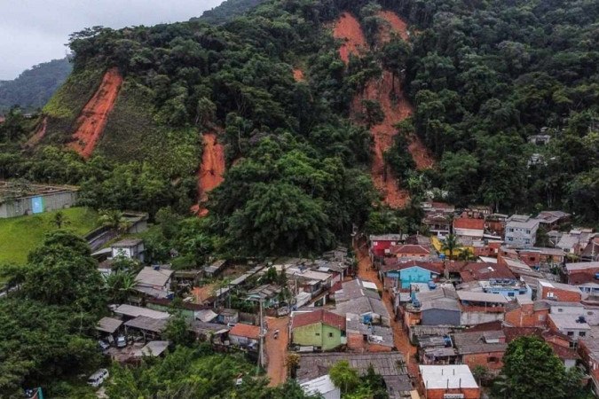 Deslizamento por causa de chuvas no litoral norte de São Paulo -  (crédito: Fernando Marron/ AFP)