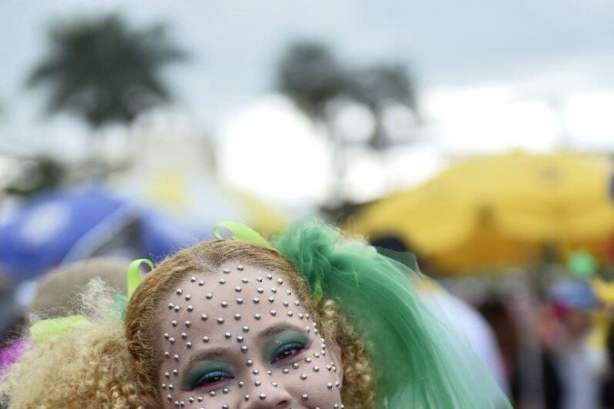 Teve foliã aproveitando o dia quente com pouca fantasia