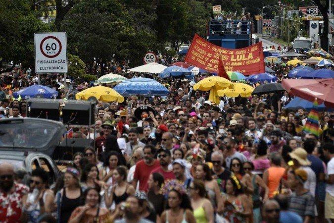 Pacotão encerra o último dia oficial de festas carnavalescas com milhares de pessoas pelas ruas do centro de Brasília