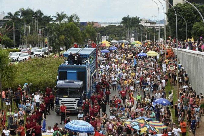  21/02/2023. Crédito: Minervino Júnior/CB/D.A Press. Brasil.  Brasilia - DF. Carnaval 2023. Desfile do Bloco Pacotão saindo da 302 Norte.