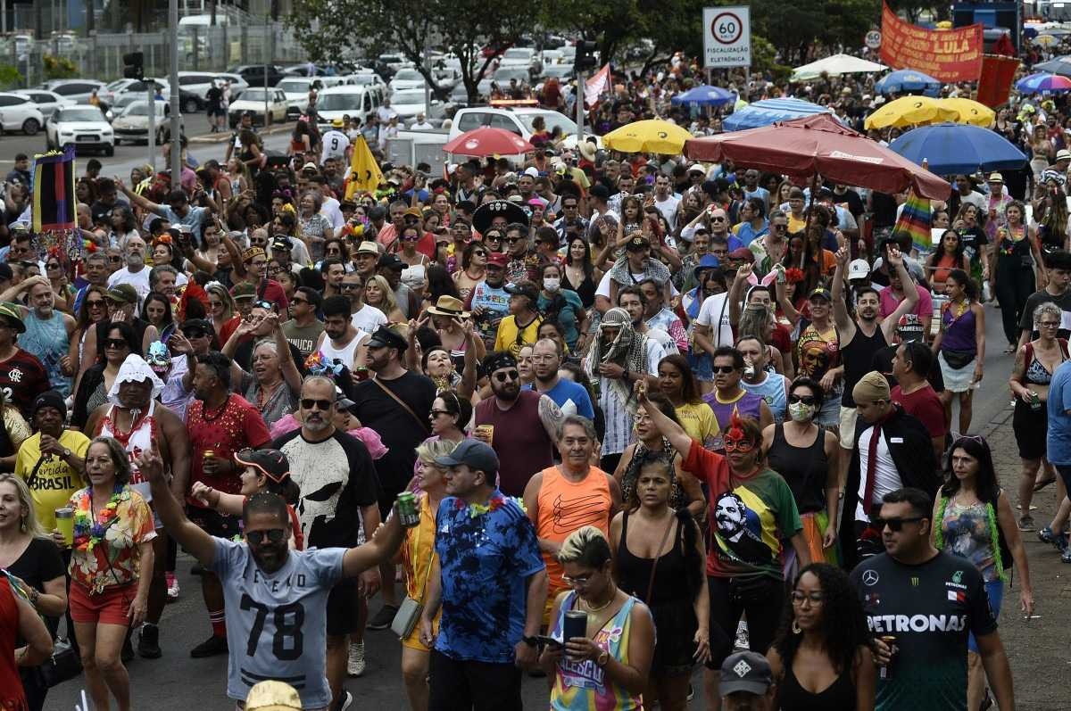  21/02/2023. Crédito: Minervino Júnior/CB/D.A Press. Brasil.  Brasilia - DF. Carnaval 2023. Desfile do Bloco Pacotão saindo da 302 Norte.