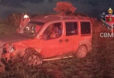 Colisão de três carros deixa seis pessoas feridas.