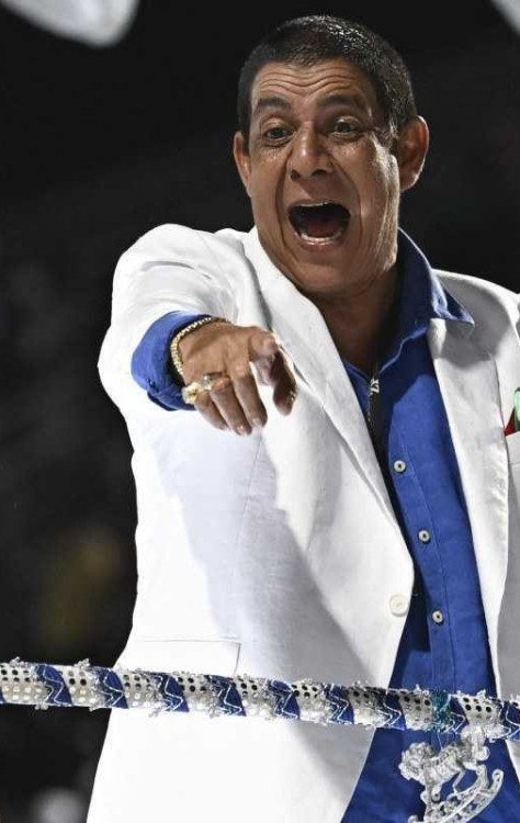  O cantor brasileiro Zeca Pagodinho acena para a multidão durante o desfile da escola de samba Grande Rio em homenagem à sua carreira musical e vida durante a primeira noite do desfile de carnaval do Rio no Sambódromo Marques de Sapucaí no Rio de Janeiro, Brasil em 19 de fevereiro de 2023 -  (crédito:  MAURO PIMENTEL / AFP)