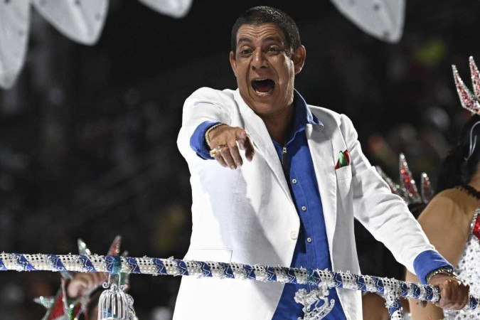  O cantor brasileiro Zeca Pagodinho acena para a multidão durante o desfile da escola de samba Grande Rio em homenagem à sua carreira musical e vida durante a primeira noite do desfile de carnaval do Rio no Sambódromo Marques de Sapucaí no Rio de Janeiro, Brasil em 19 de fevereiro de 2023 -  (crédito:  MAURO PIMENTEL / AFP)