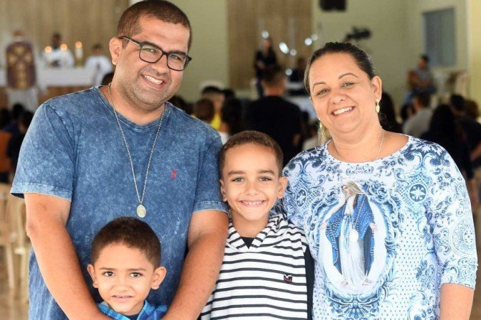  22/02/2023 Credito: Ed Alves/CB/DA.Press. Cidades. Missa de Quarta-feira de Cinza. Comunidade Obra de Maria, localizada na Vila Cauy - Bandeirante-DF. Na foto Maria claudia Magalhaes, Malthus Magalhaes e filhos. 