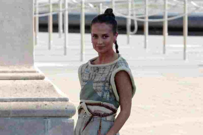 A calça cargo aparece ainda mais folgada e com mais bolsos
