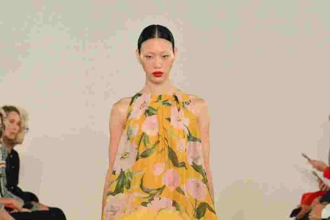  A model walks the runway during the Carolina Herrera S/S 2023 fashion show during New York Fashion Week at The Plaza Hotel in New York, on September 12, 2022.  (Photo by ANGELA WEISS / AFP)
      