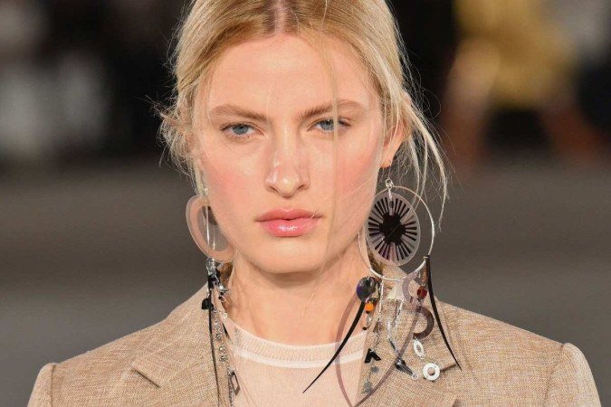  A model walks the runway for the Tory Burch Spring/Summer 2023 fashion show during New York Fashion Week in New York on September 13, 2022.  (Photo by ANGELA WEISS / AFP)
      Caption 