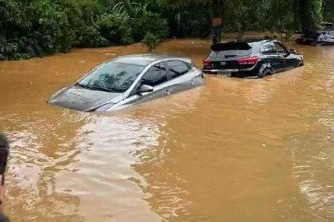 Quando saíram de um bar, os enses viram que os dois HB20 estavam submersos, um deles sem seguro - (crédito: Reprodução/redes sociais) Quando saíram de um bar, os enses viram que os dois HB20 estavam submersos, um deles sem seguro - (crédito: Reprodução/redes sociais)
