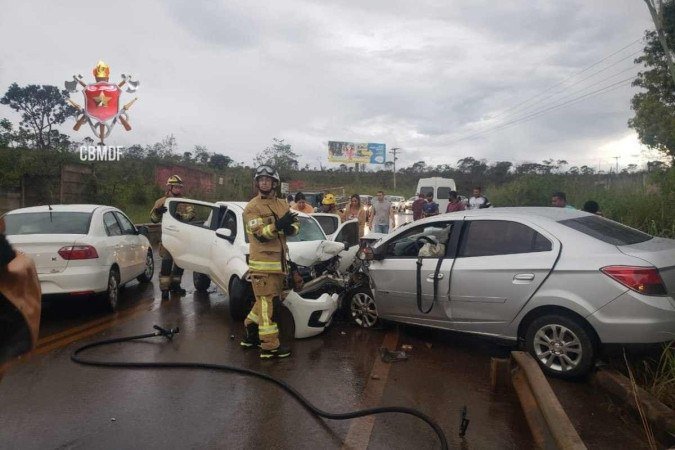 Colisão frontal entre carros deixa cinco vítimas em via de Santa Maria - (crédito: CBMDF/Divulgação) Colisão frontal entre carros deixa cinco vítimas em via de Santa Maria - (crédito: CBMDF/Divulgação)