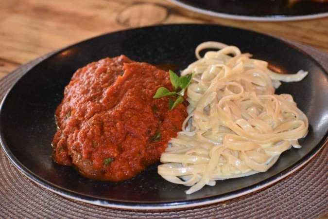  22/02/2023. Crédito: Mariana Lins/Esp.CB/D.A Press. Restaurante Ostelaria Vicenza -Prato Parmejiana 