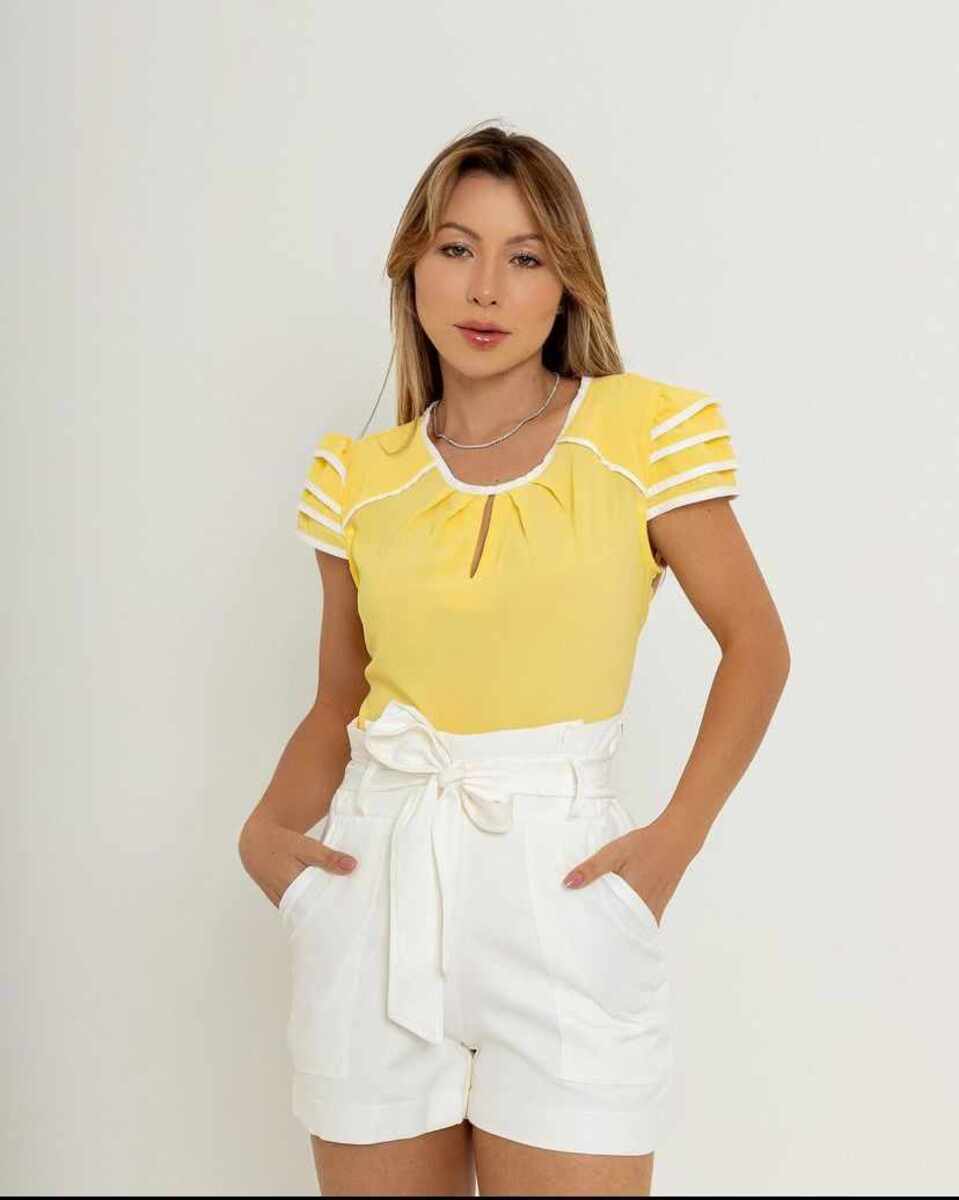 Look composto por uma blusinha e shorts de cintura alta. 