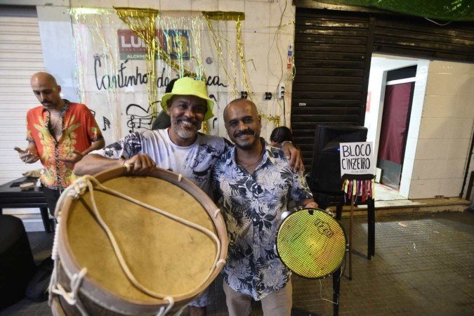  22/02/2023. Crédito: Minervino Júnior/CB/D.A Press. Brasil.  Brasilia - DF. Bar que faturaram com as vendas no período de carnaval. Bar do Pardim 405 Norte. Jarbas Campos Pardim e Leonardo Costa(chapéu).