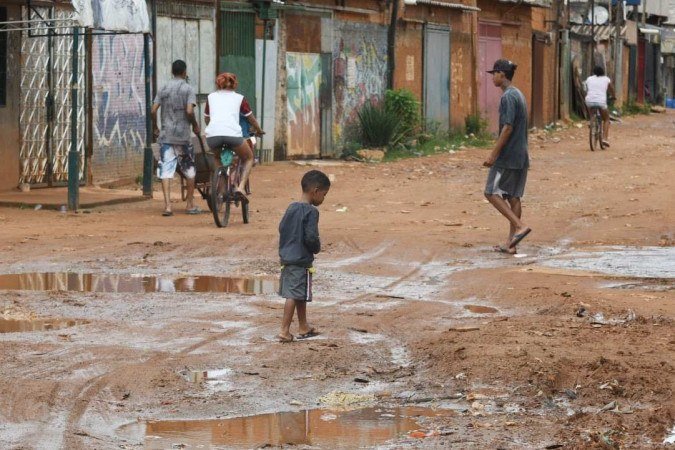 Na Chácara Santa Luzia, a falta de Infraestrutura prejudica o combate à dengue - (crédito: Ed Alves/CB/DA.Press) Na Chácara Santa Luzia, a falta de Infraestrutura prejudica o combate à dengue - (crédito: Ed Alves/CB/DA.Press)