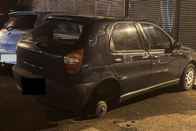 PMDF prende casal que furtou roda e calota de um carro na Asa Norte, na madrugada desta quinta-feira (23/2) - (crédito: Divulgação/PMDF) PMDF prende casal que furtou roda e calota de um carro na Asa Norte, na madrugada desta quinta-feira (23/2) - (crédito: Divulgação/PMDF)