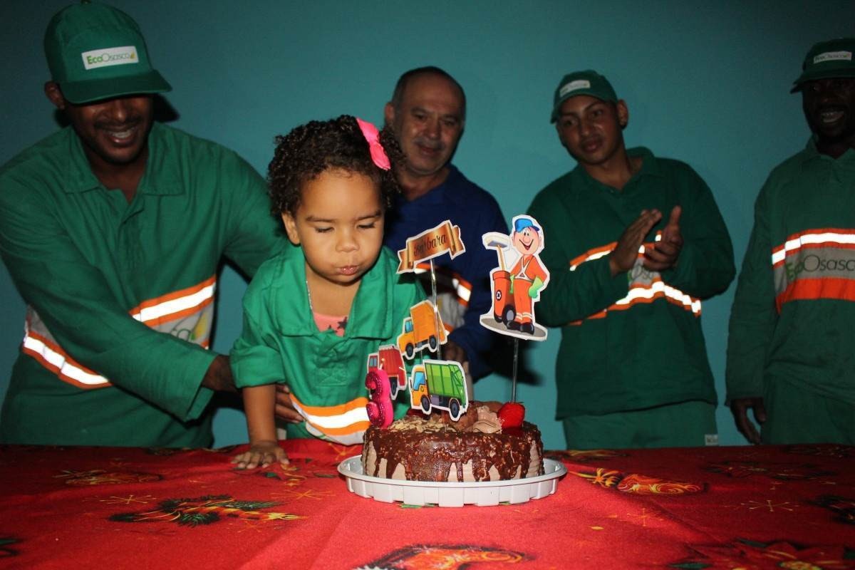 Menina realiza sonho de comemorar aniversário de 3 anos ao lado de garis