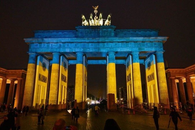 Em Berlim, Portão de Brandenburgo com as cores ucranianas