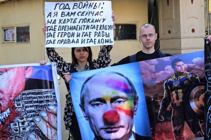 Na Cidade do México, russos ironizam Putin e exaltam Zelensky