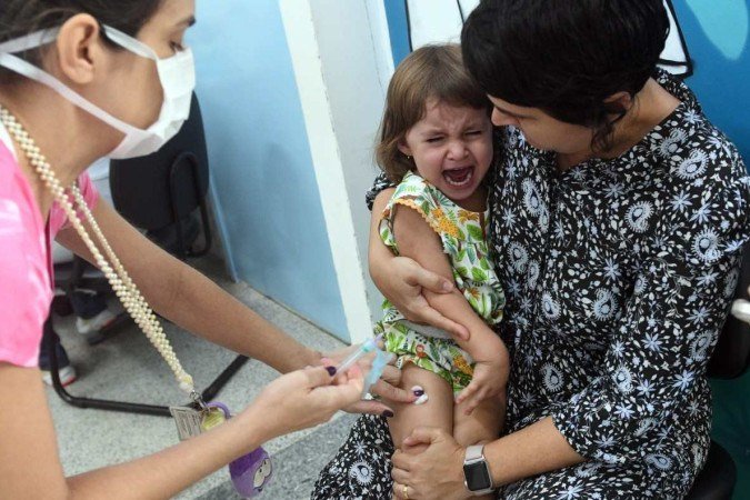  Deborah Celentano levou a filha Elis para se imunizar contra o coronavírus