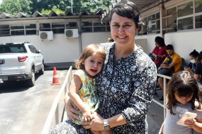  24/02/2023 Credito: Ed Alves/CB/DA.Press. Cidades. Vacinação contra Covid 19. Posto de saude 114/115 Norte. Na foto, Deborah Celentano e sua filha Elis. 