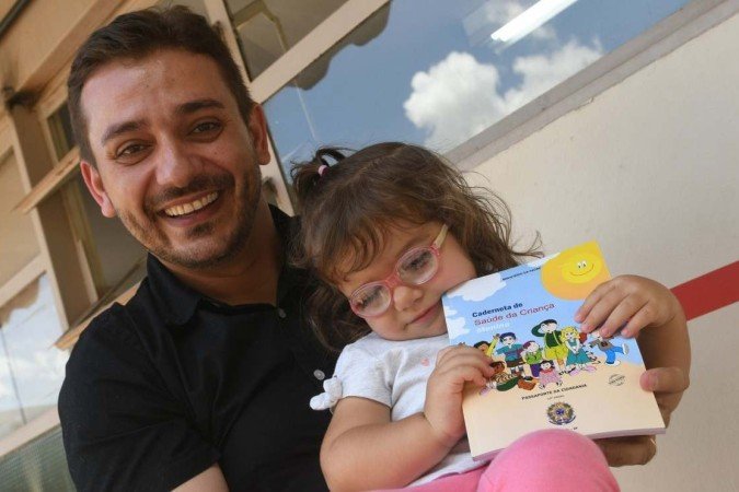  24/02/2023 Credito: Ed Alves/CB/DA.Press. Cidades. Vacinação contra Covid 19. Posto de saude 114/115 Norte. Na foto, Antonio Francisco Ribeiro Neto e sua filha Livia Ribeiro. 