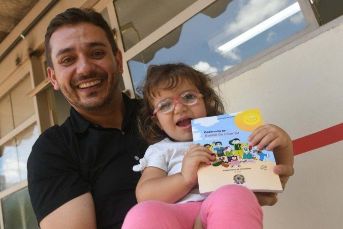  24/02/2023 Credito: Ed Alves/CB/DA.Press. Cidades. Vacinação contra Covid 19. Posto de saude 114/115 Norte. Na foto, Antonio Francisco Ribeiro Neto e sua filha Livia Ribeiro. 