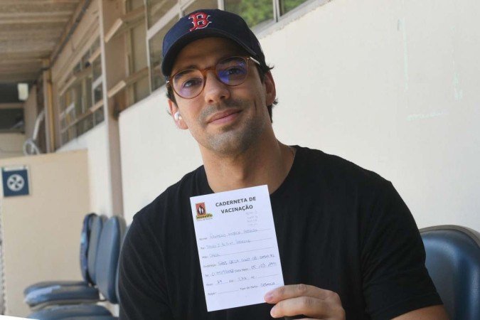 Eduardo Mujica pegou um novo cartão para colocar em dia sua imunização 