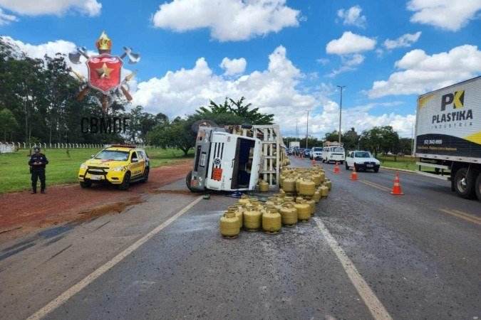 Caminhão carregado com gás desvia de carro e botijões caem em pista da DF-001 - (crédito: CBMDF/Divulgação) Caminhão carregado com gás desvia de carro e botijões caem em pista da DF-001 - (crédito: CBMDF/Divulgação)