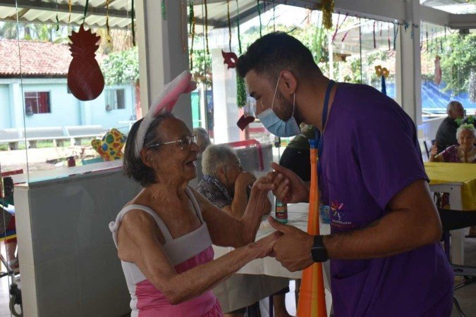  24/02/2023. Cr&eacute;dito: Mariana Lins/Esp.CB/D.A Press.Lar dos velhinhos-N&uacute;cleo Bandeirante ,Festa de Carnaval.Equipe Social do Lar curte a Festa em companhia aos Velhinhos.