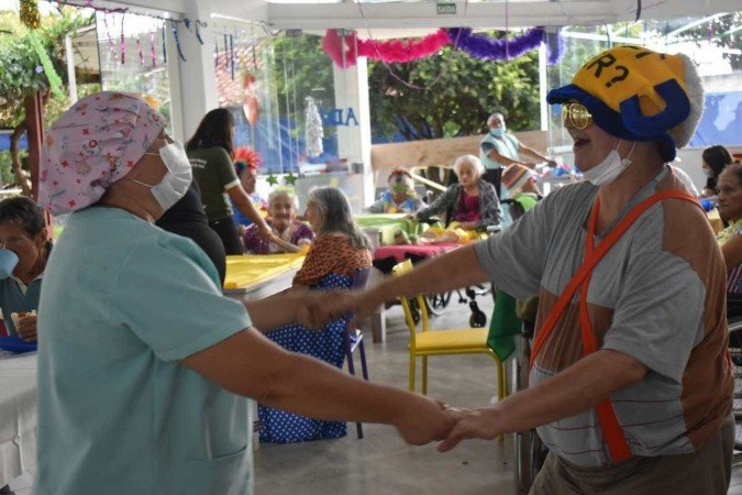 O carnaval é aguardado pelos moradores que, animados, dançam na companhia dos colaboradores