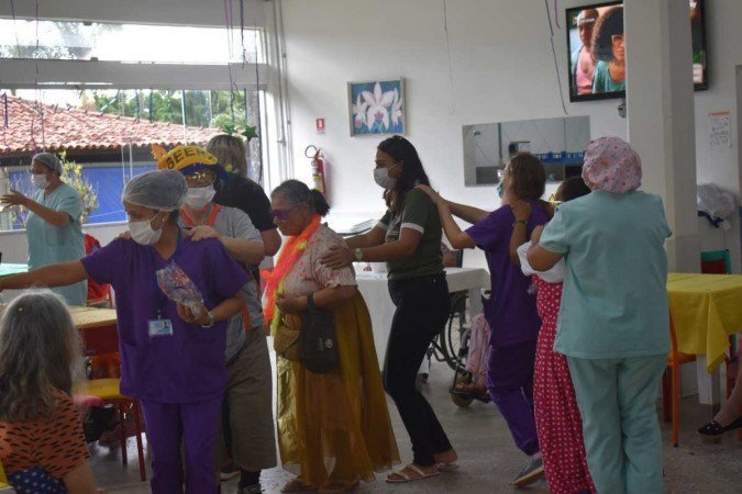  24/02/2023. Crédito: Mariana Lins/Esp.CB/D.A Press.Lar dos velhinhos-Núcleo Bandeirante ,Festa de Carnaval.Equipe Social do Lar curte a Festa em companhia aos Velhinhos.