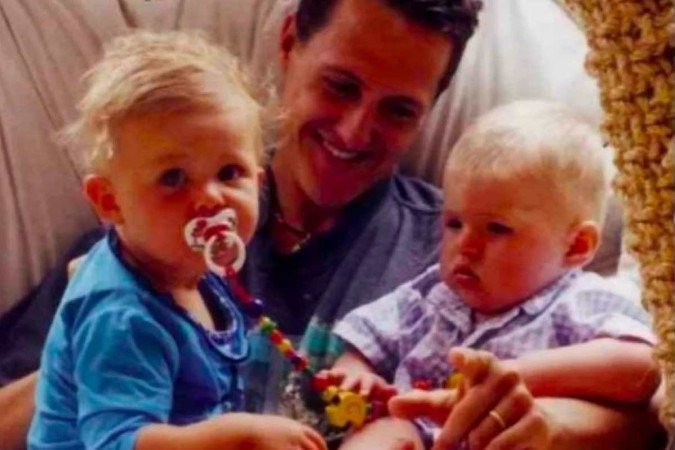 Michael Schumacher com a filha e o atual bicampeão mundial de Fórmula 1 Max Verstappen em foto do fim dos anos 1990 - (crédito: Reprodução) Michael Schumacher com a filha e o atual bicampeão mundial de Fórmula 1 Max Verstappen em foto do fim dos anos 1990 - (crédito: Reprodução)