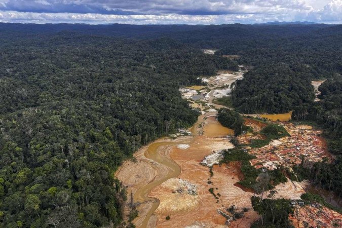 Acampamento de mineração ilegal em território Yanomami, no estado de Roraima -  (crédito:  AFP)