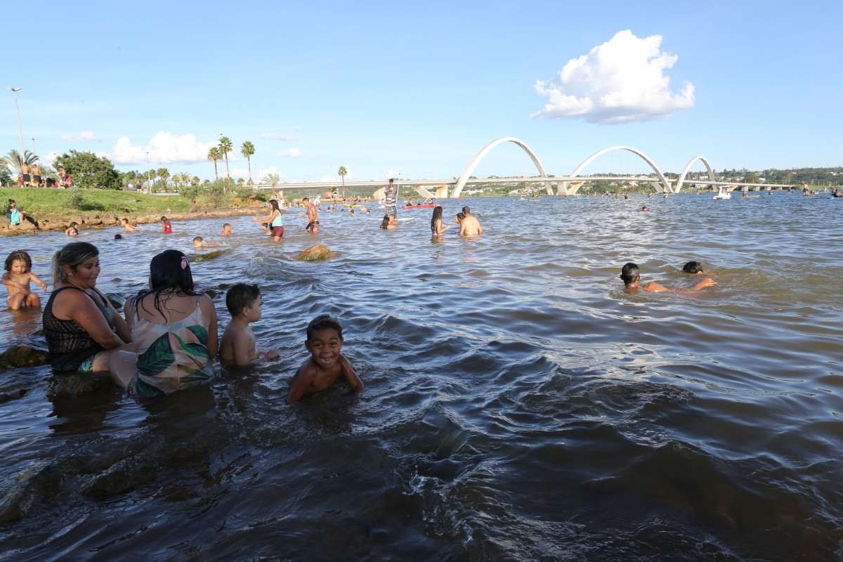 Domingo (5/3) de sol e calor convida o brasiliense para pular no Lago