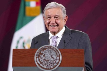 Foto divulgada pela Presidência mexicana mostrando o presidente mexicano Andrés Manuel Lopez Obrador sorrindo durante uma entrevista coletiva na Cidade do México       -  (crédito: MEXICAN PRESIDENCY / AFP)