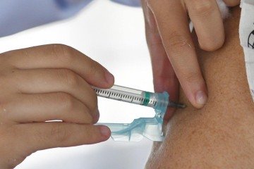 Desinteresse da população deixou estados e municípios com grandes estoques de imunizantes contra doenças como influenza e covid-19 - (crédito: Ed Alves/CB/DA. Imprensa)