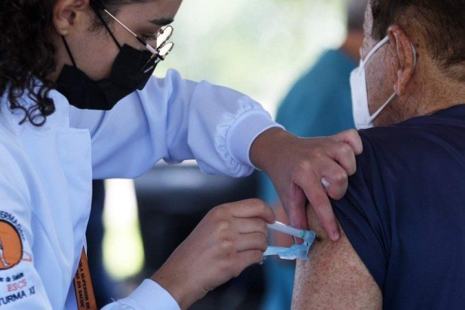  27/02/2023 Credito: Ed Alves/CB/DA.Press. Cidades. Brasilienses começam a receber vacina bivalente contra covid-19. Posto da 114/115 Norte.  -  (crédito:  Ed Alves/CB/DA.Press)