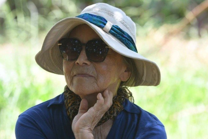  27/02/2023 Credito: Ed Alves/CB/DA.Press. Cidades.  De forma voluntária, moradores plantam ervas medicinais, hortaliças e flores, dentro do parque do Sudoese. A horta, que começou pequenininha, ganhou mais espaço. Na foto Ikuyo Nakamura. 