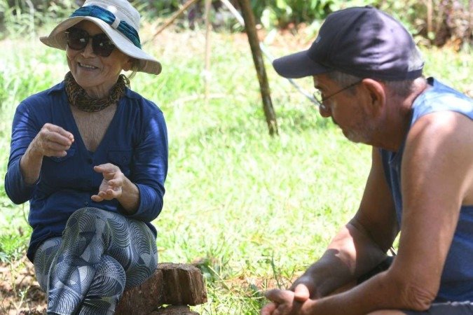 Os vizinhos Ikuyo Nakamura, 79, e Erineu Meirinho, 70, assumiram cuidar da Horta Comunitária
