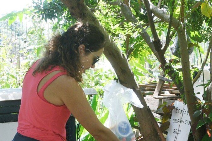  27/02/2023 Credito: Ed Alves/CB/DA.Press. Cidades.  De forma voluntária, moradores plantam ervas medicinais, hortaliças e flores, dentro do parque do Sudoese. A horta, que começou pequenininha, ganhou mais espaço. Na foto Vanessa Zanin e sua filha Carolina. 