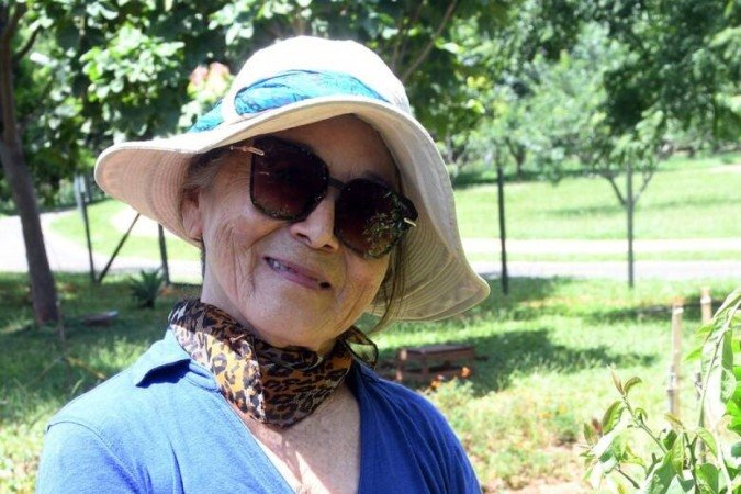  27/02/2023 Credito: Ed Alves/CB/DA.Press. Cidades.  De forma voluntária, moradores plantam ervas medicinais, hortaliças e flores, dentro do parque do Sudoese. A horta, que começou pequenininha, ganhou mais espaço. Na foto Ikuyo Nakamura. 