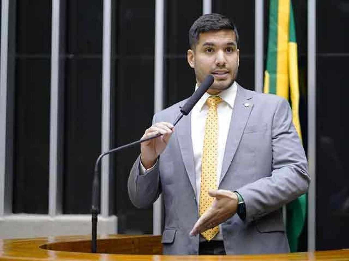 Deputado diz à PF que postou foto da porta do armário de Alexandre como 'crítica a ativismo'