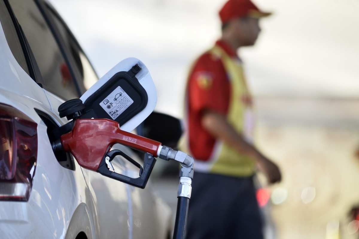 Preço médio da gasolina sobe 3,44% em 13 dias