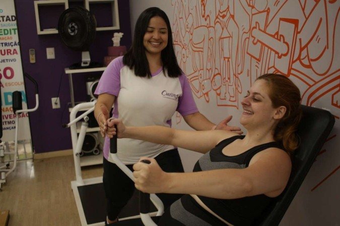 Exercício de força sendo aplicado pela professora da Curves Nathane Cândida 