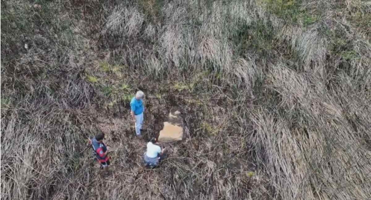 O mistério aumenta! Moai é encontrado enterrado em lago na Ilha de Páscoa