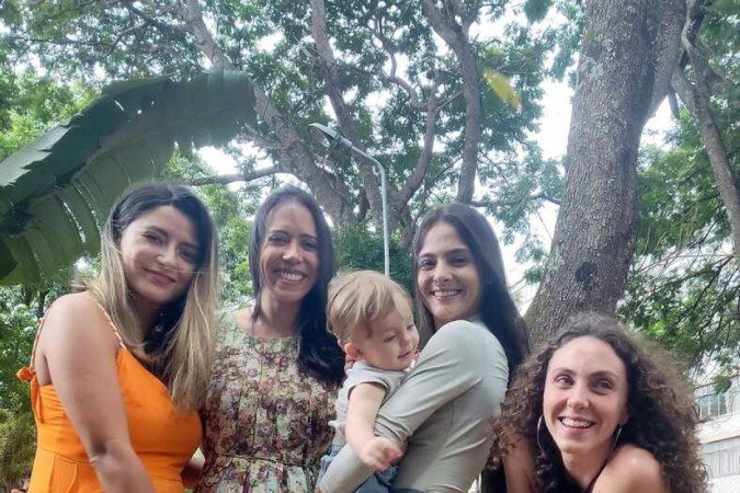 Revista - Mulheres que vÃ£o a luta. Especial Dia das Mulheres. Na foto Thais Rodrigues Alcantara (Laranja), Livia Lopes, Luyara Sayure (mae) com filho Leonardo e Gaia Sofia.