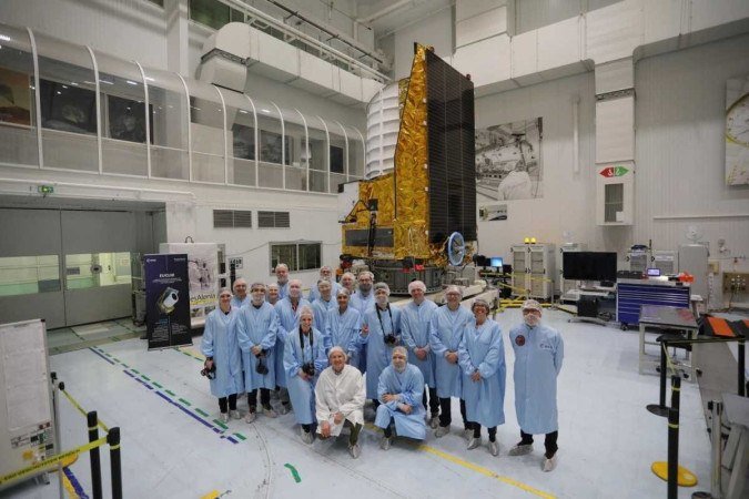 80 cientistas que compõem o Consórcio Euclid visitaram as instalações da fabricante do observador, a Thales Alenia Space, e analisaram a estrutura da aeronave